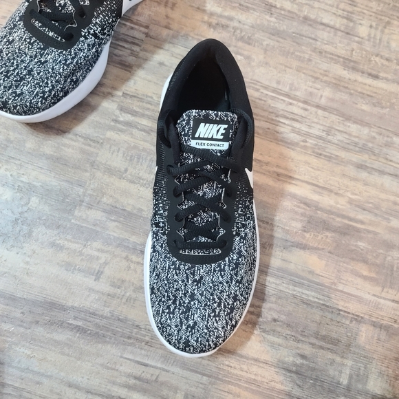 *SOLD*Nike running shoes - Picture 2 of 3